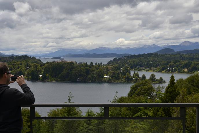 Bariloche ali Bariloče | Bariloche oziroma San Carlos de Bariloche je mesto v departmaju Bariloche, ki leži v Andih na severu Patagonije. V tem kraju se je po več kot očitno izmišljeni teoriji zarote po koncu druge svetovne vojne skril Adolf Hitler skupaj s svojo ženo Evo Braun. Na fotografiji: jezerska pokrajina v bližini mesta Bariloche. | Foto Guliverimage