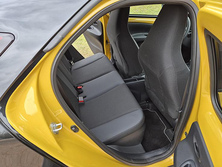 Voznikov sedež je pomaknjen nazaj za višino 190, sovoznikov pa za 175 centimetrov.
 | Foto: Aleš Črnivec