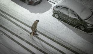 Ponekod na Notranjskem, Kočevskem in Dolenjskem sneži; previdno na cestah