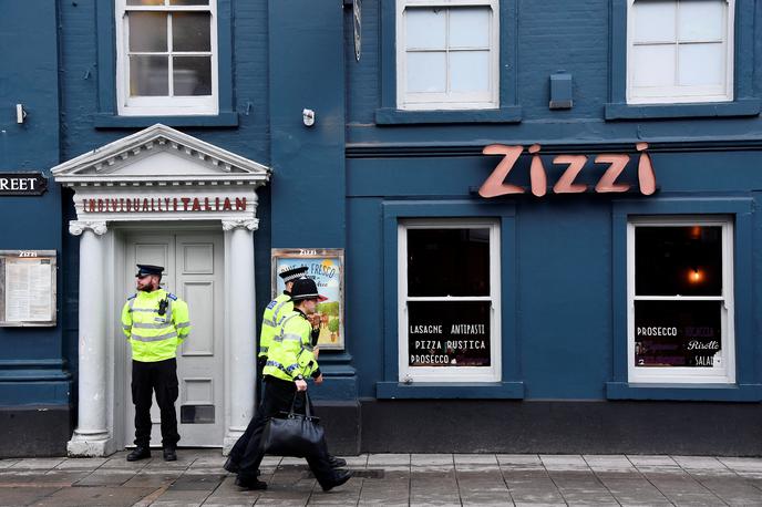 Policisti v Salisburyju | Nekdanjega ruskega dvojnega agenta Sergeja Skripala in njegovo hčer Julijo so v angleškem Salisburyju marca letos zastrupili. Uradni London krivdo za napad pripisuje Kremlju. | Foto Reuters
