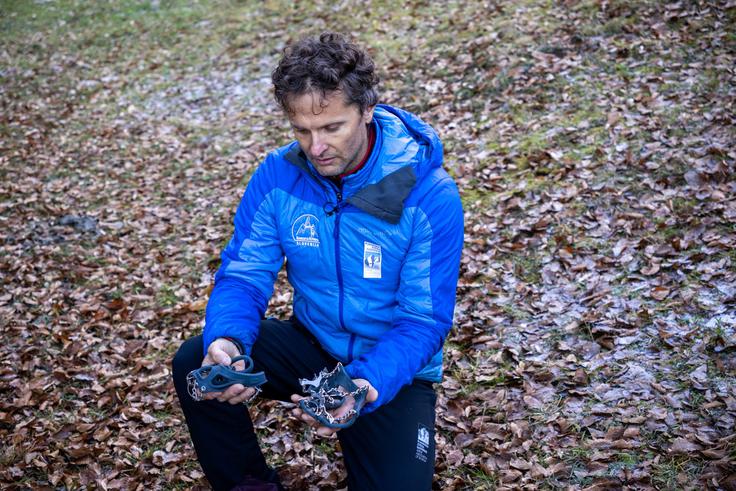 Verige (derezice, kot jih imenuje večina) so primerne le za nižje hribe in za lažje ture, da nam na snegu ali ledu ne drsi. Za zasneženo visokogorje s strmimi pobočji niso primerne. | Foto: Matej Podgoršek
