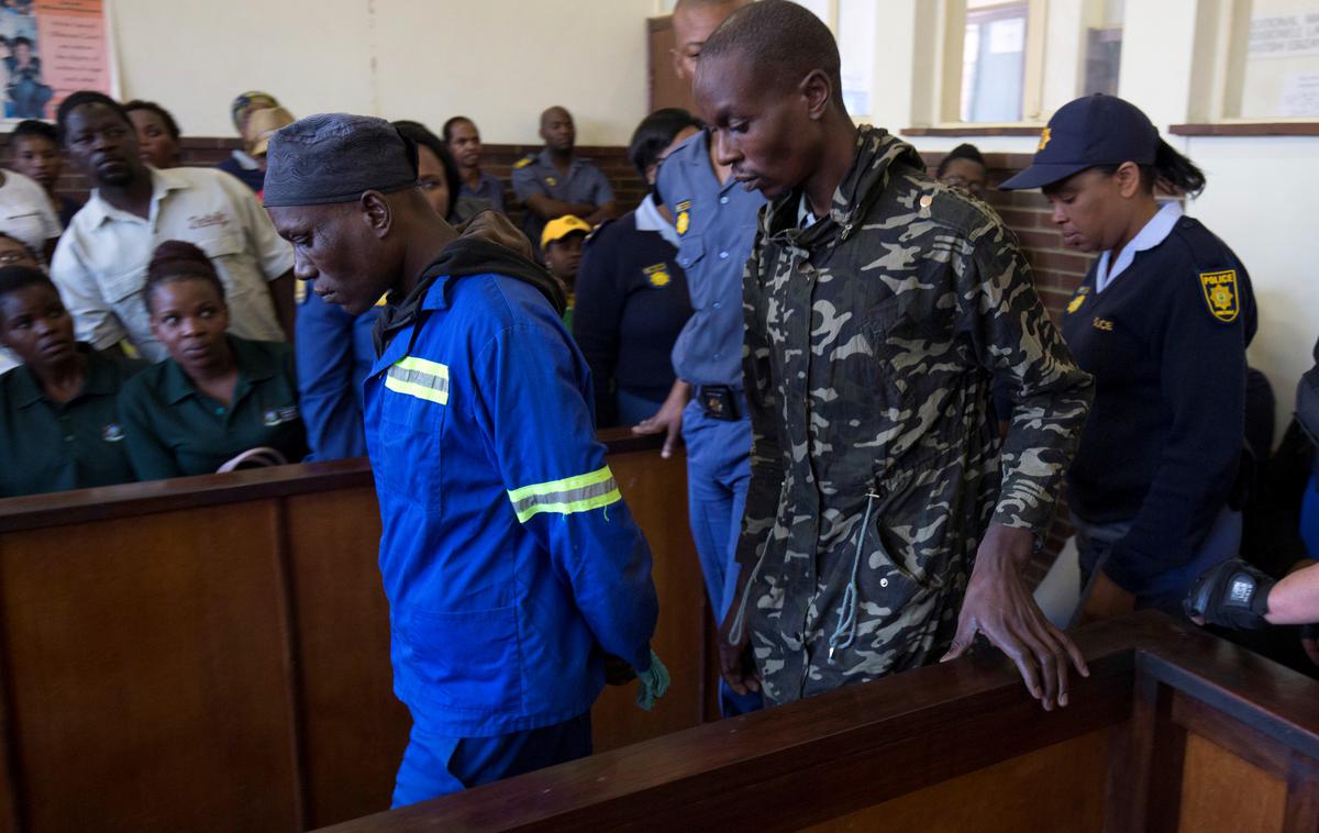 primer kanibalizm južna afrika | Obtoženca zapuščata sodišče 12. oktobra 2017. | Foto Reuters