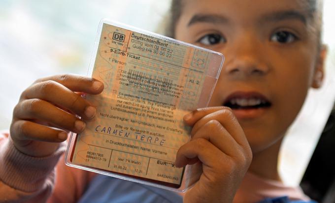 Otroci do šestega leta lahko potujejo brezplačno. Vsi, starejši od šest let, pa morajo kupiti karto. | Foto: Reuters