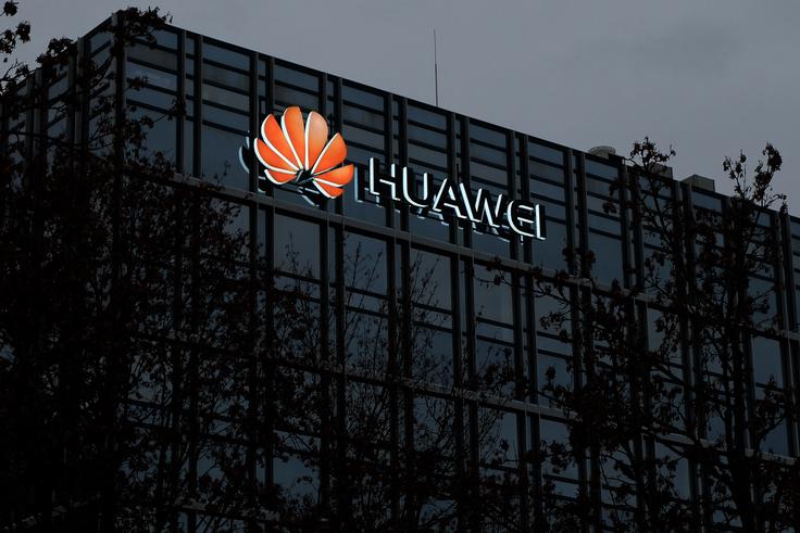Ameriško tehnološko podjetje Google je maja 2019 prekinilo sodelovanje s proizvajalcem pametnih telefonov Huawei. | Foto: Shutterstock