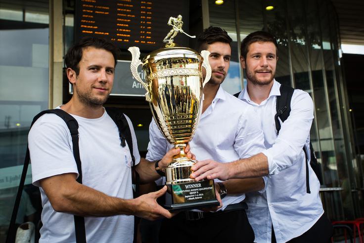 Takole je septembra lani v domovino prinesel pokal, s katerim so si risi še drugič zapored priigrali olimpijsko vozovnico. Zdaj upa, da bo februarja prvič okustil tekmovanje petih krogov. | Foto: Žiga Zupan/Sportida