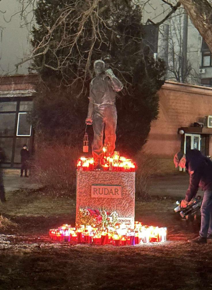 premogovnik Velenje, Rudar, kip, sveče, cvetje, nesreča | Foto: Facebook/Velenjcan