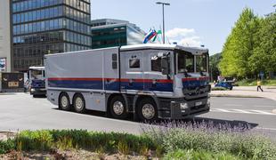 Kaj sta prevažala tovornjaka, namenjena v Banko Slovenije?