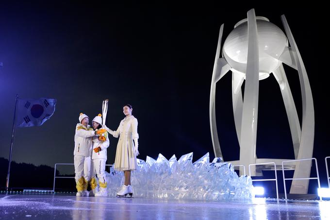 Ogromne olimpijske časti je bila deležna 27-letna umetnostna drsalka Yuna Kim, ki je leta 2010 na ZOI v Vancouvru osvojila zlato medaljo. Baklo je prejela iz rok mladih športnic iz Južne in Severne Koreje, nato pa predstavila košček bogatega znanja in nekaj mojstrovin na ledu. | Foto: Guliverimage/Getty Images