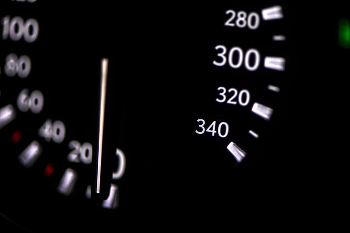 Na merilniku hitrosti so oznake vse do 340 kilometrov na uro, najvišja hitrost avtomobila sicer znaša 270 kilometrov na uro. | Foto: 
