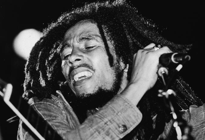 Z 21 milijoni dolarjev (19 milijonov evrov) zaslužka je na šestem mestu legendarni reaggae pevec Bob Marley. (Umrl je leta 1981, star je bil 36 let.) | Foto: Getty Images