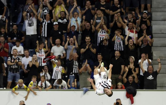 Takole je s salto Florian Flecker proslavil žogo v mreži Liverpoola za vodstvo Laska z 1:0. | Foto: Reuters