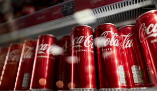 Coca-Cola s polic umika več pijač, kupce poziva: Nikar jih ne pijte