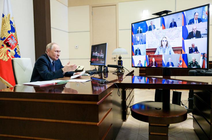 Ruski predsednik Vladimir Putin v svoji pisarni v predsedniški rezidenci Novo-Ogarevo 10. junija letos. Toda ali je bil res v Moskvi?  | Foto: Reuters