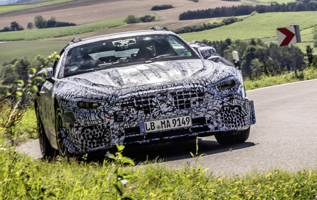 Mercedes SL | Glede na uradne fotografije bodo namesto trde raje uporabili zložljivo platneno streho. Za svoj legendarni roadster tudi pri Mercedes-Benzu obljubljajo vrnitev h koreninam modela. | Foto Mercedes-Benz