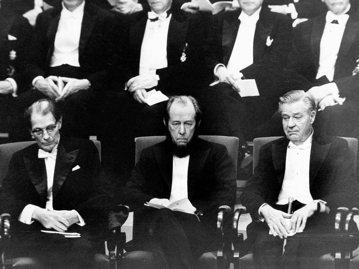 Aleksander Solženicin je dobil Nobelovo nagrado za književnost že leta 1970, a jo je lahko prejel šele štiri leta pozneje, saj mu sovjetska oblast leta 1970 ni dovolila odhoda v tujino. Na fotografiji je Solženicin na podelitvi nagrade leta 1974. Solženicina je sovjetska oblast leta 1974 najprej izgnala v Zahodno Nemčijo. Od tod je pozneje odšel v Švico, leta 1976 pa se je ustalil v ZDA. | Foto: Guliverimage/Vladimir Fedorenko