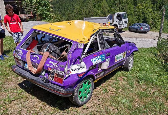 Tako sta reli predčasno zaključila Luka Brus in njegova sovoznica Nives Cotič (zastava yugo). | Foto: Luka Brus