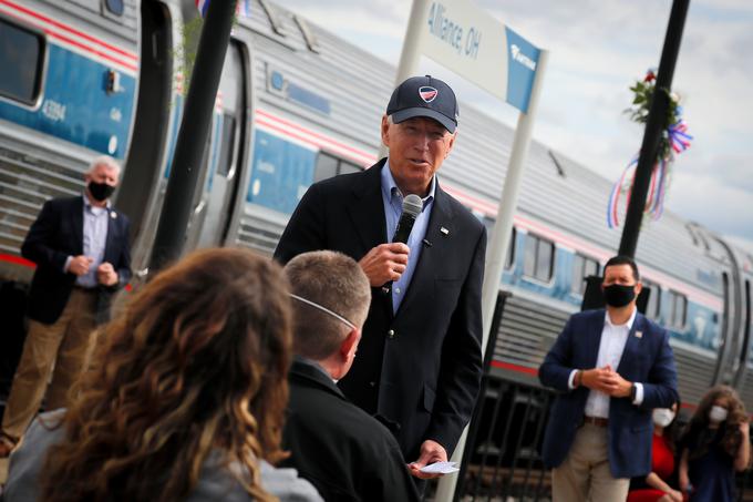 Zdajšnji ameriški predsednik Joseph Biden je zagovarjal javni prevoz še v času pred volitvami - na predvolilne shode se je (vsaj občasno) pripeljal kar z javnim prevozom. | Foto: Reuters