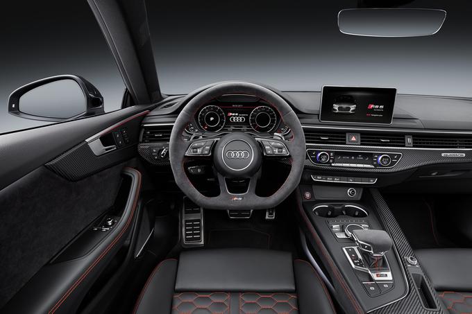 Kar zadeva komunikacijske sposobnosti, Audi obljublja še fiksno vgrajeno SIM-kartico za sistem Audi connect, s katero bo pavšalni prenos podatkov za storitve Audi connect prva tri leta brezplačen, vključno z gostovanjem povsod po Evropi. Opcijsko bo na voljo še dostopna točka za WLAN, prek katere bodo sopotniki s svojimi mobilnimi napravami lahko dostopali do spleta. Vmesnik za pametne telefone (Audi smartphone interface) podpira obe tehnologiji: Apple Car Play in Android Auto. | Foto: Audi