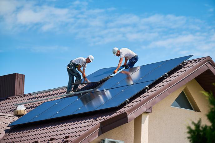 sončna energija paneli sončna elektrarna | Foto Shutterstock