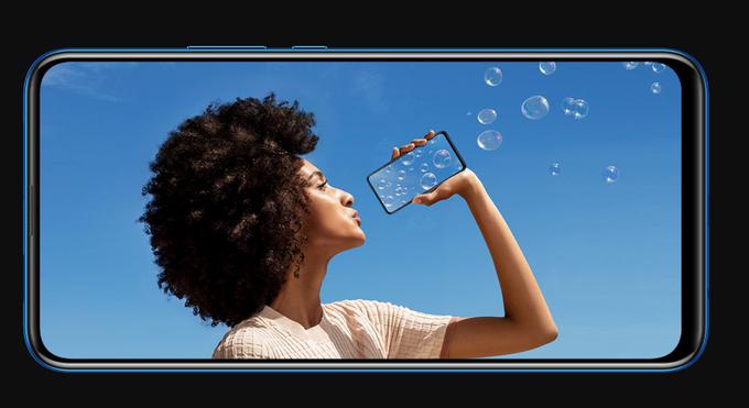 Dejstvo: zaslon pametnega telefona Huawei P Smart Z je ogromen. Po diagonali (16,17 centimetra) meri celo dober milimeter več od zaslona najnovejšega Samsungovega pametnega telefona Galaxy Note 10+, ki ga nekateri zaradi velikosti še vedno označujejo za križanca med tablico in pametnim telefonom. Bi morali potem tudi Huaweia P Smart Z ali je čas, da takšno poimenovanje opustimo? | Foto: Huawei Mobile