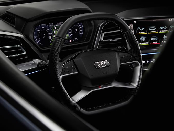 Audijev volanski obroč ima raven zgornji in spodnji del, vmes pa sta dva kraka. | Foto: Audi