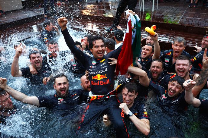 Monako zmaga Sergio Perez | Veselje z mehaniki v Red Bullovem bazenu v Monte Carlu | Foto Red Bull Content Pool
