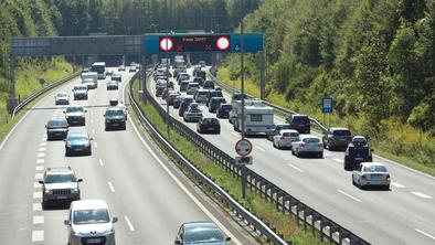 Gneča na cestah. Na dolenjski avtocesti znova vožnja v napačno smer.