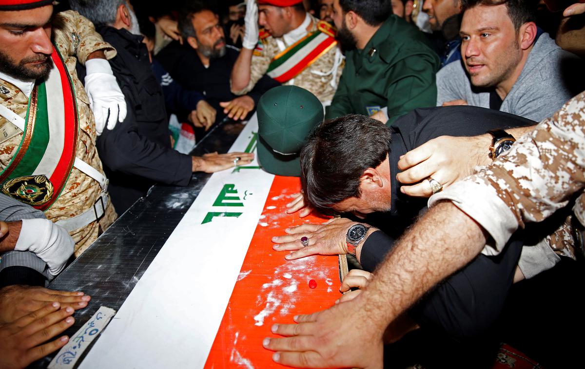 Iran protesti po napadu | Posmtne ostanke v petek ubitega iranskega generala Solejmanija so pripeljali v Iran. | Foto Reuters