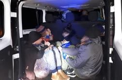 Policisti razbili skupino tihotapcev: za prevoz tujcev izkoriščali tudi odvisnike #foto #video