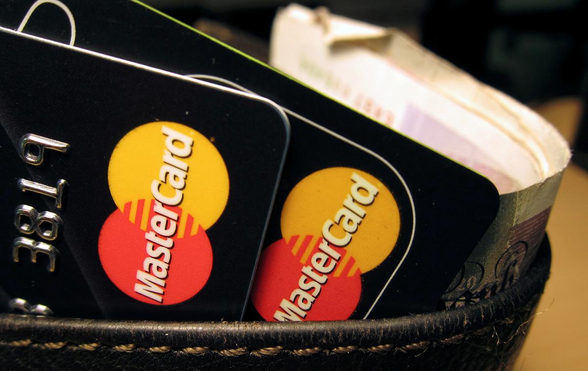 Mastercard, kreditna kartica | Poleg že znanih, kot so na primer romantične goljufije ali vdori v poslovno elektronsko pošto, so pogoste goljufije z naročenimi izdelki, ki so plačani vnaprej, a niso dostavljeni. | Foto Reuters