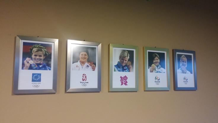 V novi klubski sobi na Lopati je izobešenih pet olimpijskih fotografij. Na vseh so dekleta, je čas za moško olimpijsko medaljo v judu? | Foto: A. T. K.