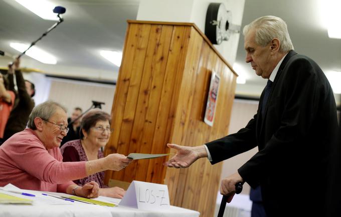 Zeman je ob oddaji volilnega glasu Drahošu očital pomanjkanje izkušenj. "Moj nasprotnik je nekdo, ki še ni vodil politike," je dejal. Drahoš se je medtem zahvalil podpornikom, češ da "njihova energija ne bo zapravljena, ne glede na izid". | Foto: Reuters