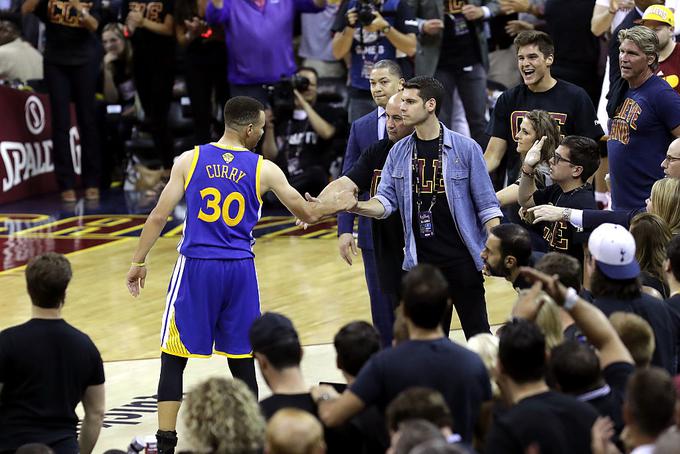 Curry se je po odhodu s parketa takoj opravičil navijaču. | Foto: Guliverimage/Getty Images