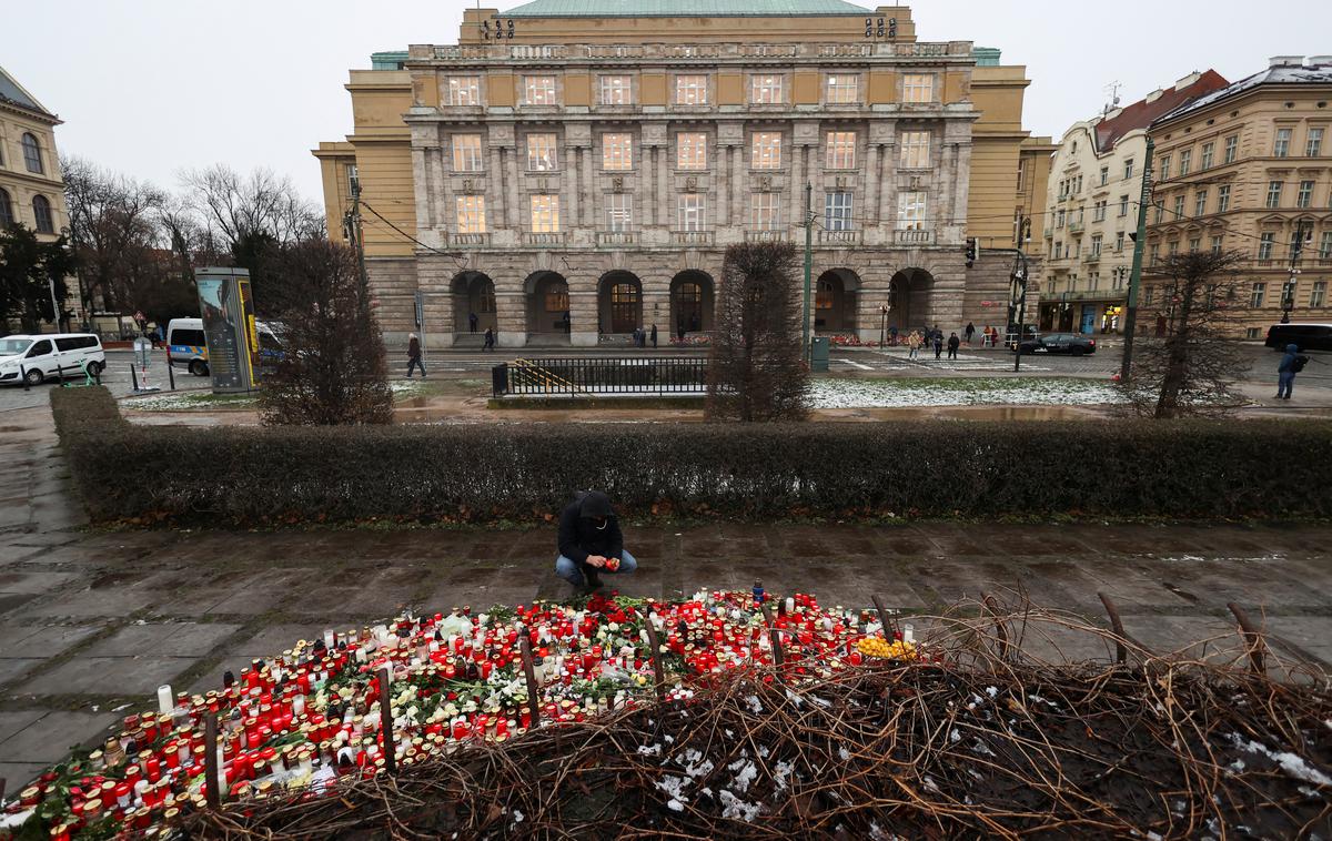 Praga, napad | Glede na dokaze, s katerimi trenutno razpolaga policija, je 24-letni študent umoril tudi svojega očeta neposredno pred strelskim napadom iz glavne stavbe filozofske fakultete Karlove univerze v Pragi, v katerem je ubil 14 ljudi, 25 pa jih je ranil. Po napadu je sodil še sebi. | Foto Reuters