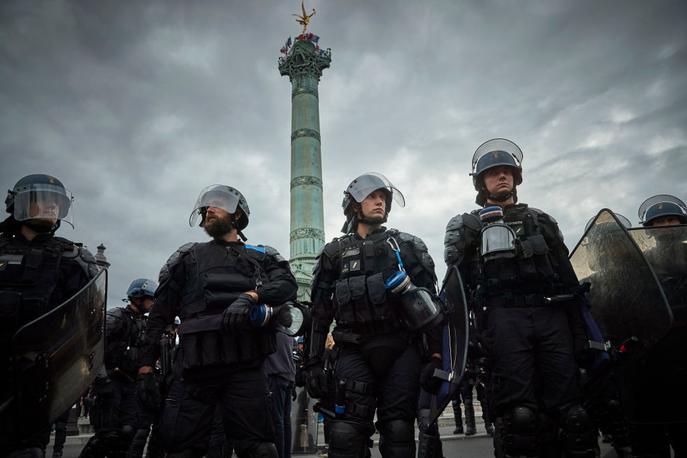 polcija Pariz | Policija se v Parizu pospešeno pripravlja na finalno tekmo lige prvakov. Kljub temu, da bo ta potekala na Portugalskem, si bodo navijači moštva PSG tudi v Parizu bržkone dali duška. | Foto Getty Images