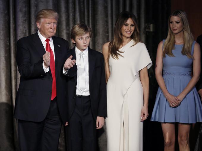 Melania pogosto nosi bela oblačila. Tako je bilo tudi ob zmagovitem Trumpovem govoru, kar so ji številni zamerili, ker je bila bela neuradno barva poražene Hillary Clinton. | Foto: Reuters