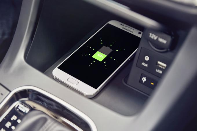 Na voljo je tudi sistem za brezžično polnjenje mobilnih naprav, ki podpirajo standard Qi. | Foto: Hyundai