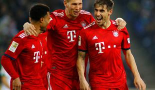 Bayern zmlel Borussio in napovedal vrnitev na prestol, Stuttgart počil petardo