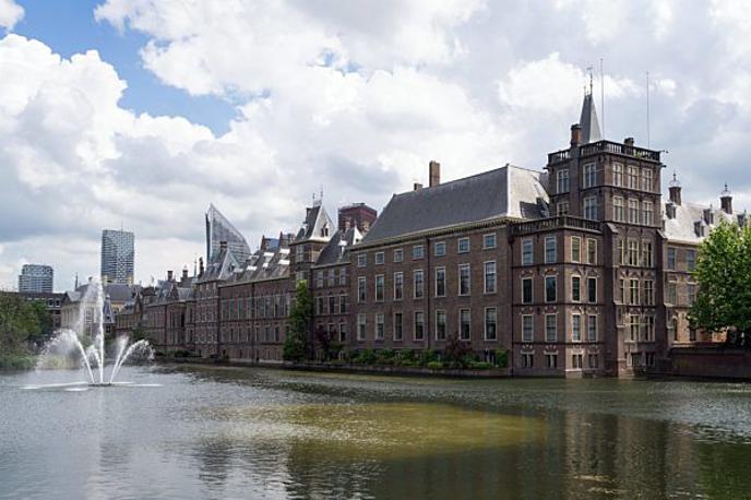 nizozemski parlament | Vodja D66 Rob Jetten si želi sestaviti koalicijo z desno Ljudsko stranko za svobodo in demokracijo (VVD) z 22 sedeži, z zeleno-liberalnim zavezništvom Groenlinks/PvdA z 20 sedeži in Krščanskimi demokrati (CDA) z 18 sedeži. Tovrstna vlada bi razpolagala z udobno večino 86 glasov. | Foto Guliverimage