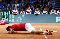 Roger Federer padel na kolena in se zjokal