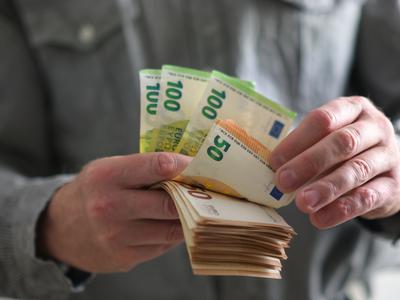V Republiki Srbski omogočili izplačilo plač v gotovini