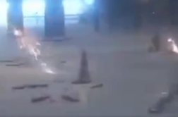 Dron priletel le nekaj metrov od komunalne delavke, ki je mirno nadaljevala delo #video