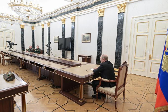 Nekaj dni po napadu se je Putin sestal z ruskim obrambnim ministrom Sergejem Šojgujem in načelnikom ruskega generalštaba Valerijem Gerasimovim. Oba sta bila nekaj metrov oddaljena od njega, čeprav sta njegova zelo tesna sodelavca. | Foto: Reuters