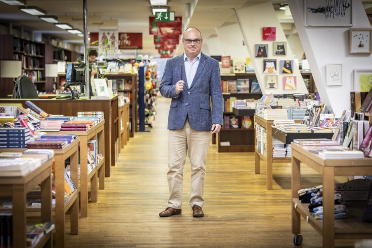 "Počasi bomo prišli do razmislekov, ali sploh še potrebujemo človeka. Menim, da ga, pa naj ne zveni skrajno distopično, a mislim, da bodo nekateri poklici, ki smo jih do zdaj zanemarjali, postali bistveno bolj iskani – v šolstvu, zdravstvu in kulturi. To so področja, brez katerih družba ne more delovati, to so stebri zdrave družbe," je prepričan sogovornik Podjed.  | Foto: Bojan Puhek