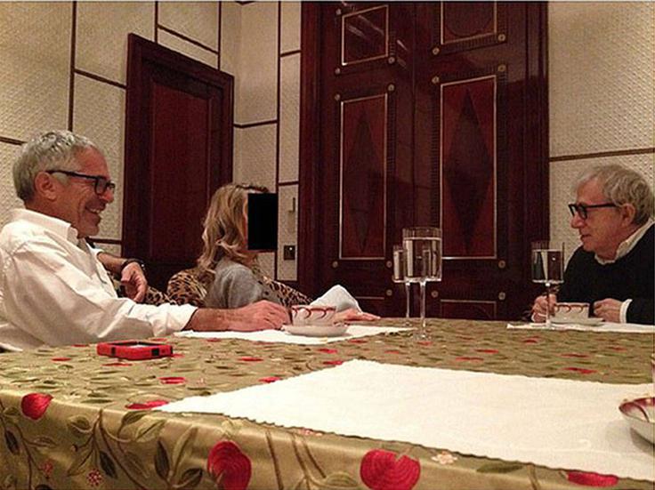 Jeffrey Epstein, znani filmski režiser Woody Allen in neznana ženska. | Foto: Guliverimage