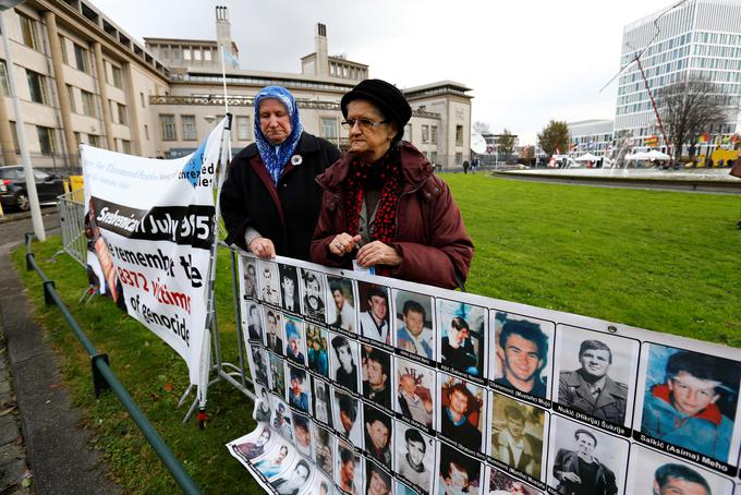 Mame žrtev iz Srebrenice pred sodiščem. | Foto: Reuters