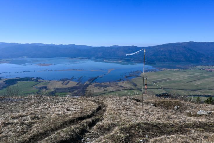 Pogled z južnega roba Slivnice (nad klopco ljubezni) na Cerkniško jezero in greben Javornikov | Foto: Matej Podgoršek
