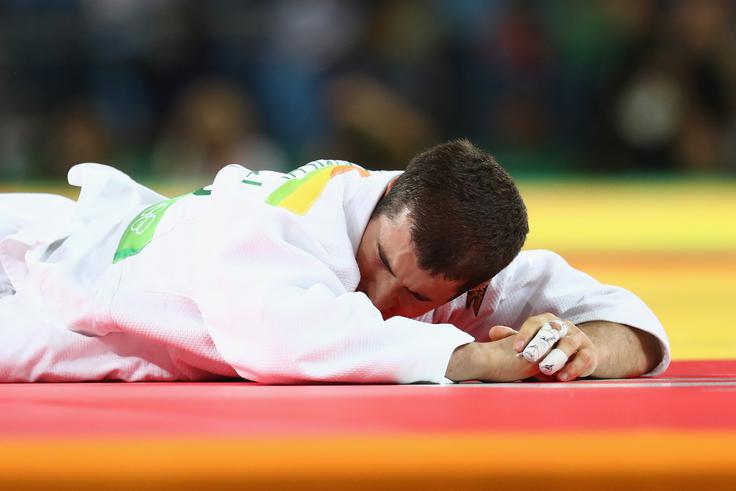 S tem porazom so se pri Gruzijcu Avtandiliju Crikišviliju končale sanje o olimpijskem zlatu. V polfinalu juda do 81 kilogramov je moral priznati premoč Američanu Travisu Stevensu. Na koncu je ostal tudi brez bronaste medalje, saj je izgubil proti Japoncu Takanoriju Nagaseju. | Foto: Getty Images