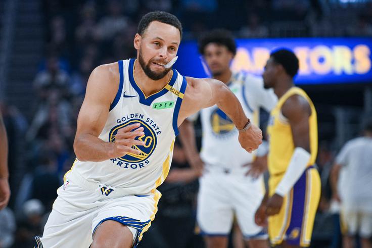 Steph Curry je v 14 minutah prispeval 16 točk. Zaigral je le v prvem polčasu. | Foto: Reuters