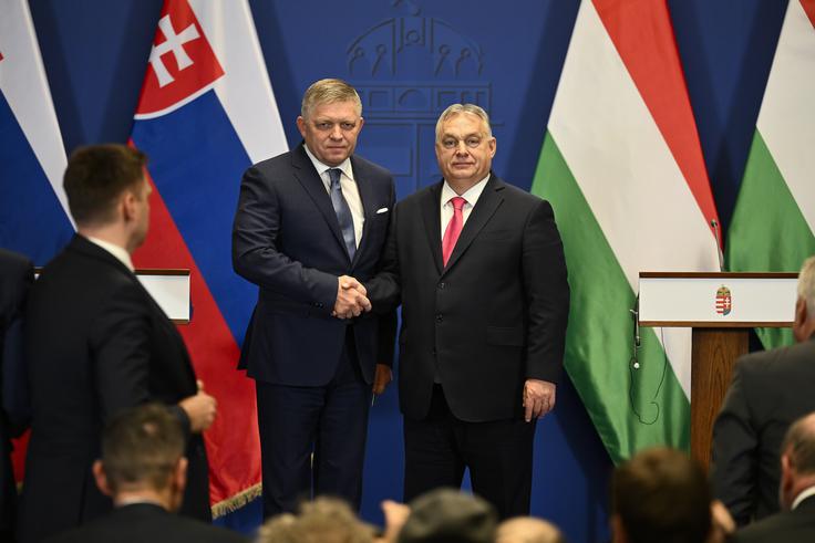 Madžarski premier Viktor Orban je lani jeseni dobil znotraj EU novega zaveznika – slovaškega premierja Roberta Fica. Oba sta nasprotnika vojaške pomoči Ukrajini. | Foto: Guliverimage